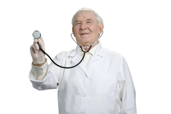 Oberarzt hört Ihnen mit Stethoskop zu. — Stockfoto