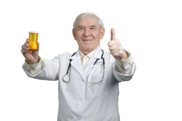 Médico sénior com analgésicos e polegar para cima . — Fotografia de Stock