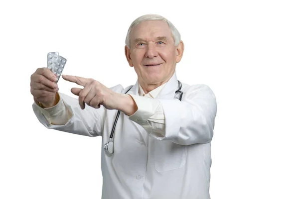Senior lékárník reklamní balíčky pilulek. — Stock fotografie