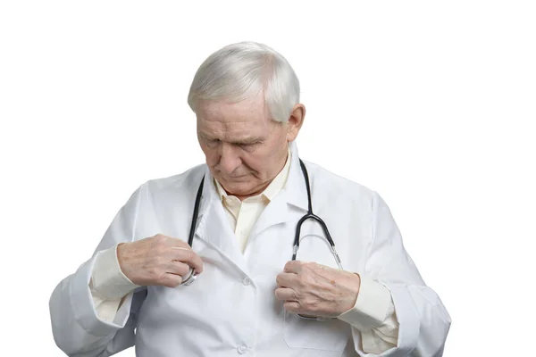 Medico anziano con stetoscopio . — Foto Stock
