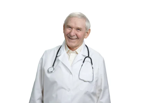 Vecchio medico felice sta sorridendo . — Foto Stock