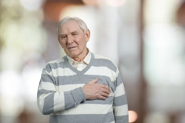 Old man with sudden pain in the heart. — Stock Photo, Image