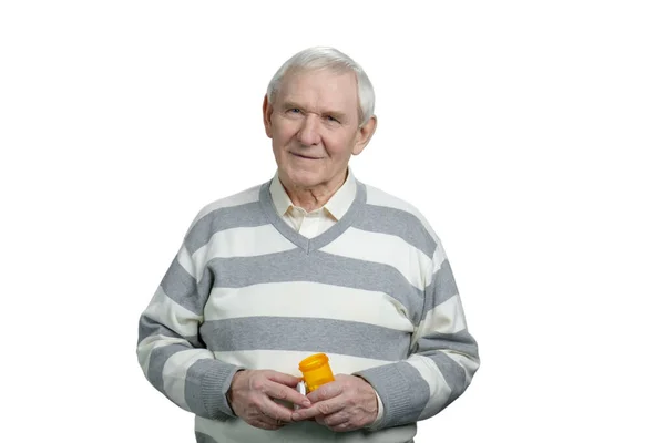 Retrato de homem idoso com garrafa de comprimidos . — Fotografia de Stock