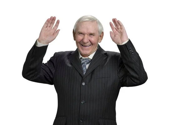 Viejo en traje riendo con las manos levantadas . — Foto de Stock