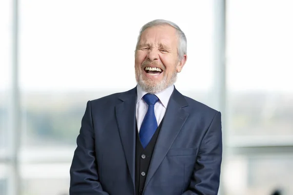 Old manager in office laughing hard. — Stock Photo, Image
