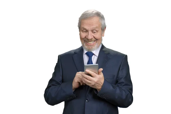Χαρούμενος επιχειρηματίας που χρησιμοποιεί smartphone. — Φωτογραφία Αρχείου