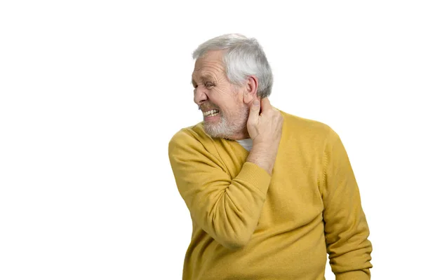 Hombre mayor que sufre de dolor de cuello terrible . — Foto de Stock