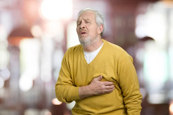 Portrait of old man suffering from heart attack. — Stockfoto