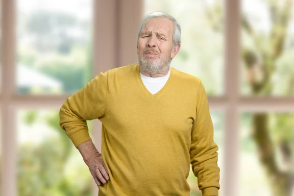 Abuelo con dolor en la espalda . —  Fotos de Stock