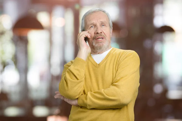 Portrait of old grandfather talking on phone. — Stockfoto