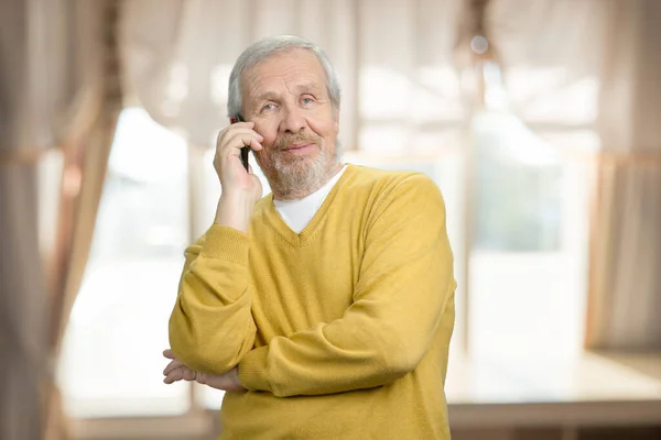 Portrait de grand-père caucasien senior ayant une conversation téléphonique . — Photo