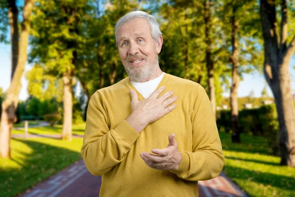 Speech of an old man outdoor. — Stockfoto