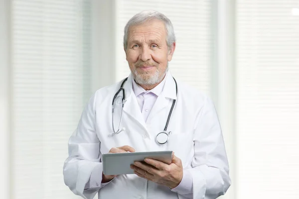 Ritratto di medico anziano moderno che tiene tablet pc . — Foto Stock