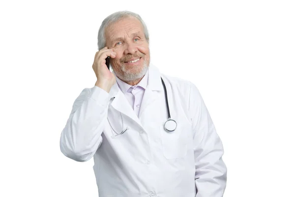 Vieux docteur parlant au téléphone . — Photo