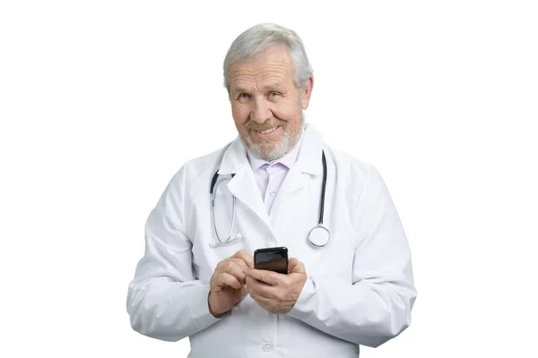 Vecchio anziano sorridente medico in possesso di smartphone . — Foto Stock