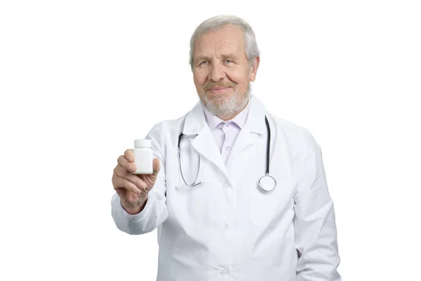 Portrait de médecin principal avec boîte de pilules . — Photo