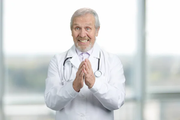 Retrato de gestos expressivos do velho médico . — Fotografia de Stock