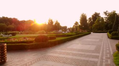 Bakımlı park bahçesi..