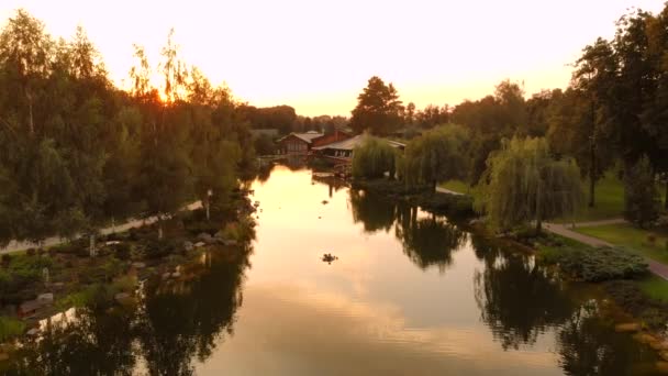 Paisaje aéreo de parque estanque y puesta de sol brillo . — Vídeo de stock