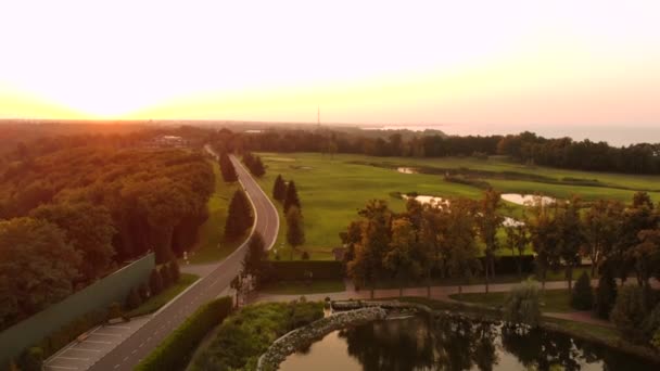 Abendliche Landschaft der Landstraße. — Stockvideo