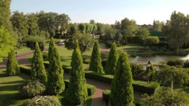 Bakımlı bahçe parkının üzerinde uçuyor.