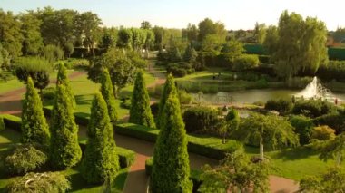 Güneşli bir günde yukarıdan bir yaz parkının manzarası.