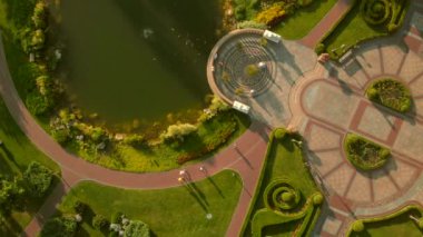 Yukarıdan bir bahçe parkı göleti manzarası.
