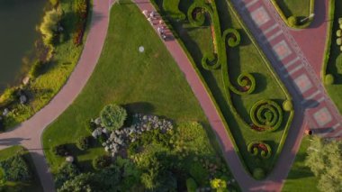 Park yolunda yürüyen insanlar, yukarıdan bakan manzaralı..