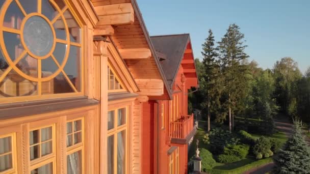 Casa mansión de madera roja u hotel . — Vídeos de Stock