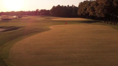 Kırmızı bayraklı golf sahası.