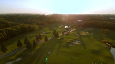 Göletli yeşil alanın havadan görünüşü.