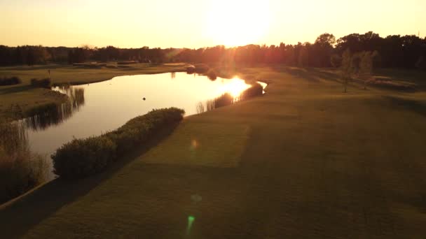 Evening sundown reflection in a pond. — Stock Video