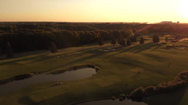 Menschen auf dem Golfplatz, Luftaufnahme. — Stockvideo