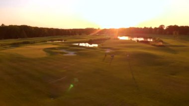 İnsanlar göletli büyük bir altın tarlasında dinleniyor..