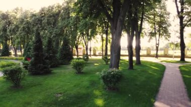 Gündüz vakti bakımlı dekoratif park.