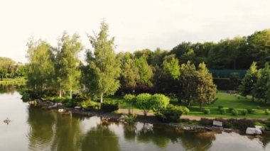 Park göleti üzerinde geriye doğru uç.