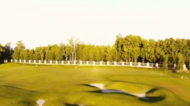 Kurumuş göletlerle golf sahasında alçaktan uç..
