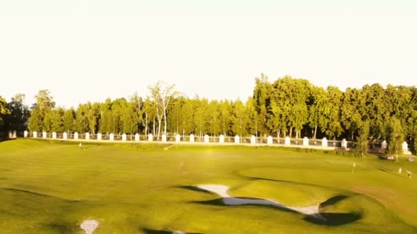 Лети низько над полем для гольфу з сушеними ставками . — стокове відео