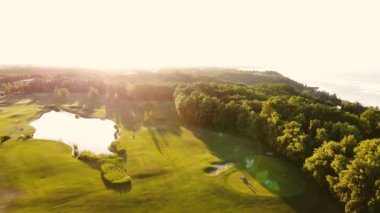 İHA 'nın golf sahasına iniş görüntüsü.