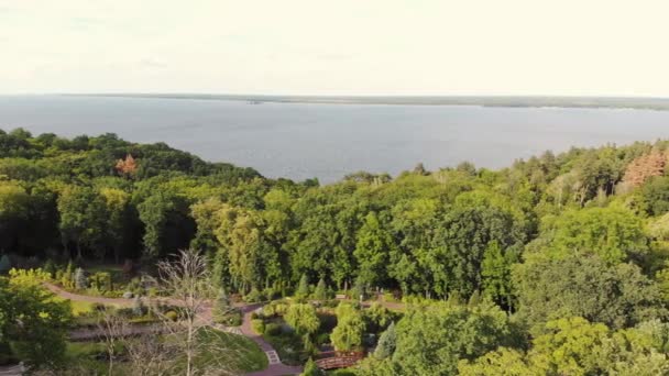 Obrovské jezero za stromy v letním parku. — Stock video