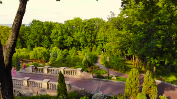 Flying over sunny garden park. — Stock Video