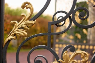 Metal park kapıları süslemesi.