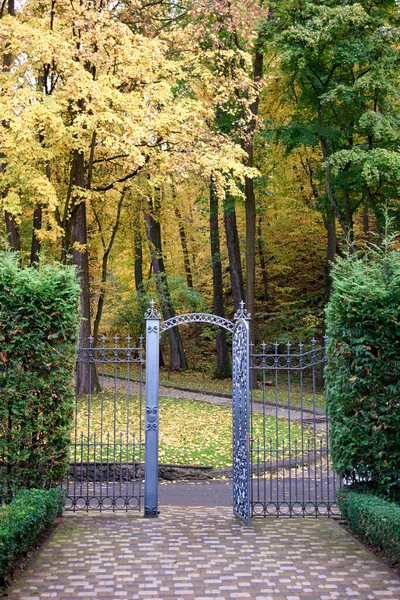 Geöffnete stählerne Tor-Türen. — Stockfoto