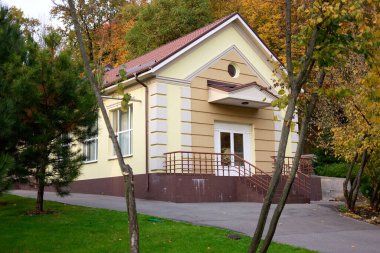 Parktaki idari ev..