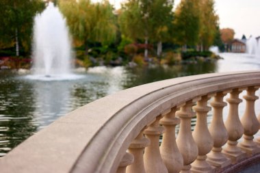 Odaklanmış taştan korkulukları kapatın..