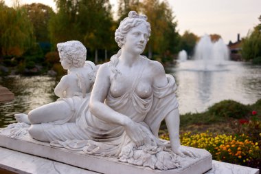 Antik yalan bir kadın heykeli.