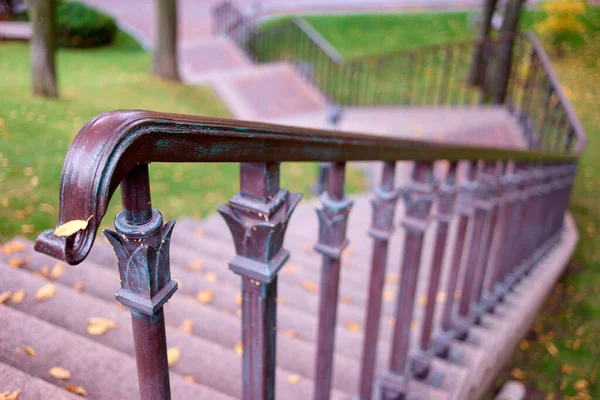 Zamknij metalowe balustrady granitowych schodów. — Zdjęcie stockowe