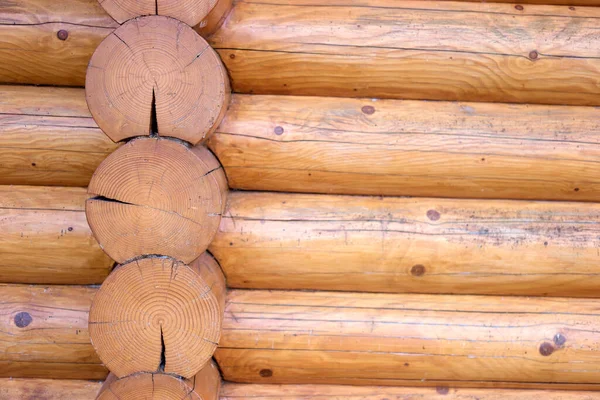 Troncos redondos en cabaña de madera . — Foto de Stock