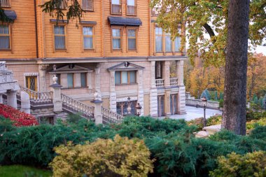 Sonbahar ormanlarında lüks bir ev..