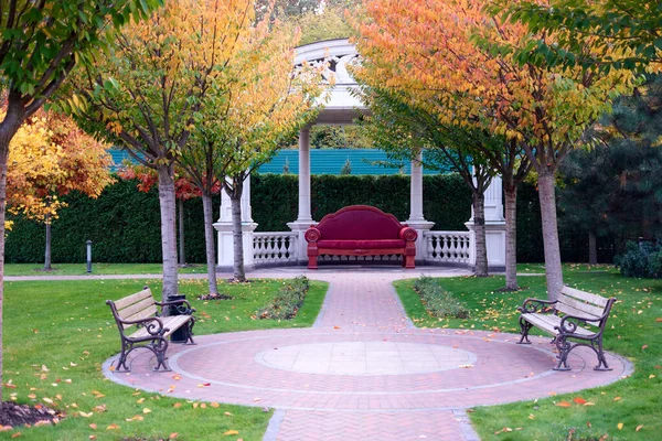 市内公園の赤い革のソファ. — ストック写真